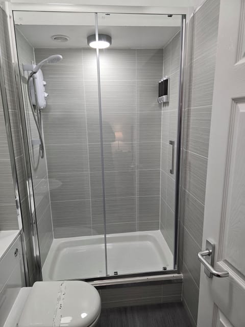 Superior Double Room, Non Smoking, City View | Bathroom | Shower, hydromassage showerhead, designer toiletries, hair dryer