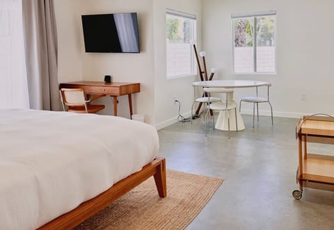 Deluxe Room, 1 King Bed, Kitchen, Garden View | Dining room