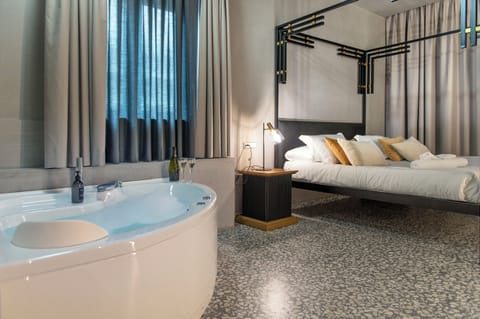 Deluxe Room | Minibar, in-room safe, desk, blackout drapes