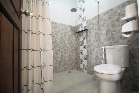 Deluxe Room, Garden View | Bathroom | Shower, soap, shampoo, toilet paper