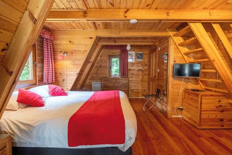 Comfort Cabin | Premium bedding, desk, laptop workspace, free WiFi
