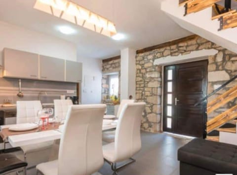 Villa (Villa Balamunta - Three Bedroom Villa) | Dining room