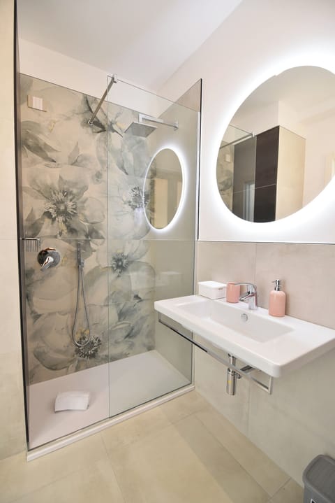 Superior Double Room, 1 Bedroom, Balcony, Hill View | Bathroom | Shower, free toiletries, hair dryer, slippers