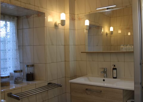 Premium Double Room, Private Bathroom, Garden View (Omaha Beach) | Bathroom