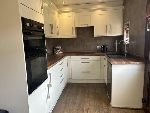 Cottage | Private kitchen | Fridge, microwave, oven, stovetop