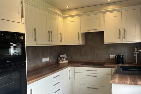 Cottage | Private kitchen | Fridge, microwave, oven, stovetop