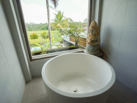 Superior Room | Bathroom | Separate tub and shower, free toiletries, hair dryer, towels