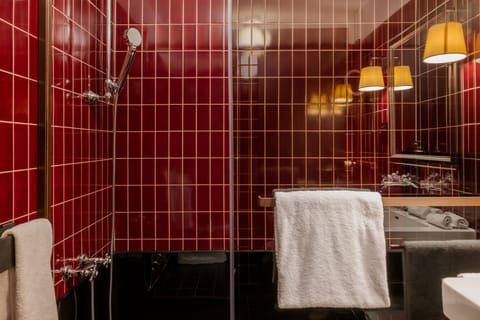 Bathtub, free toiletries, hair dryer, slippers