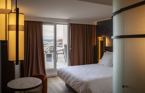 Room, 1 Queen Bed, Terrace, Sea View (Prestige) | Down comforters, minibar, desk, soundproofing