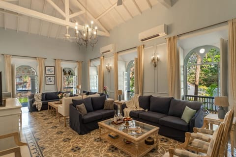 House | 5 bedrooms, desk
