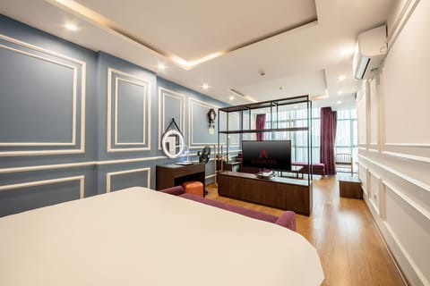 Junior Suite | Minibar, in-room safe, blackout drapes, iron/ironing board