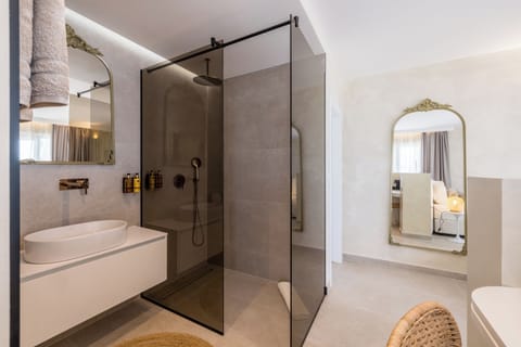 Suite, Balcony, Sea View | Bathroom | Hair dryer, towels, soap, shampoo