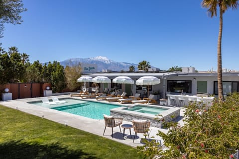 House | 8 bedrooms, Internet
