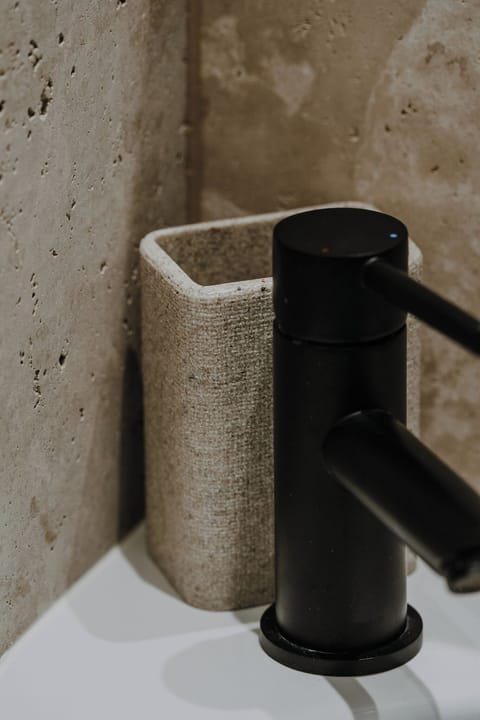 Shower, rainfall showerhead, free toiletries, hair dryer