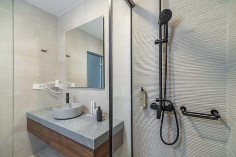 Luxury Double Room, Sea View | Bathroom | Shower, rainfall showerhead, free toiletries, hair dryer