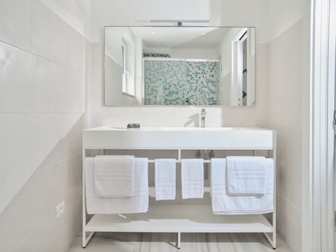 Superior Double or Twin Room | Bathroom | Shower, rainfall showerhead, free toiletries, hair dryer