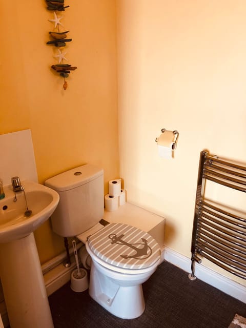 Deluxe Double Room, Multiple Beds, Non Smoking, Sea View | Bathroom | Free toiletries, soap, shampoo, toilet paper