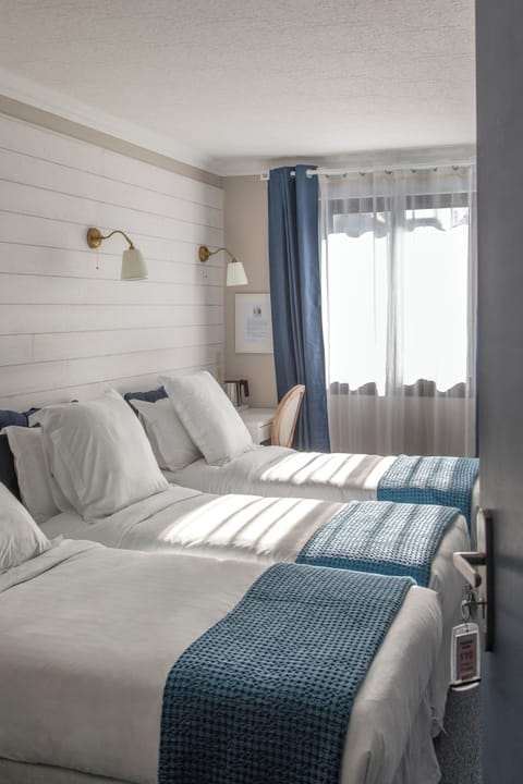 Triple Room, 3 Twin Beds, Private Bathroom | Premium bedding, desk, blackout drapes, soundproofing