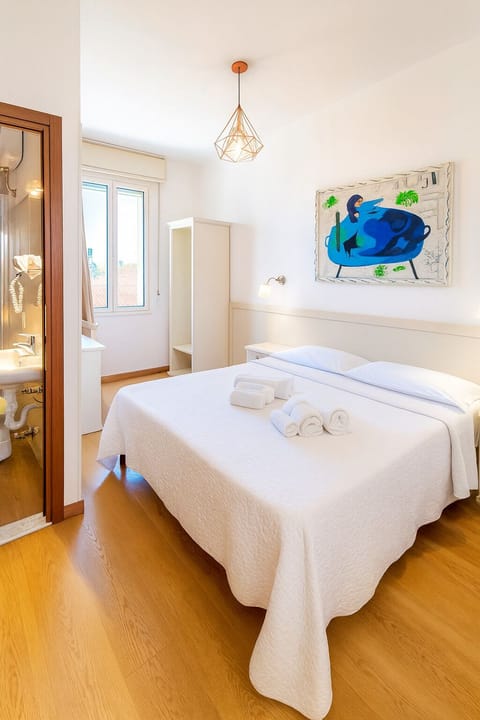 Classic Double or Twin Room | Premium bedding, minibar, desk, free WiFi