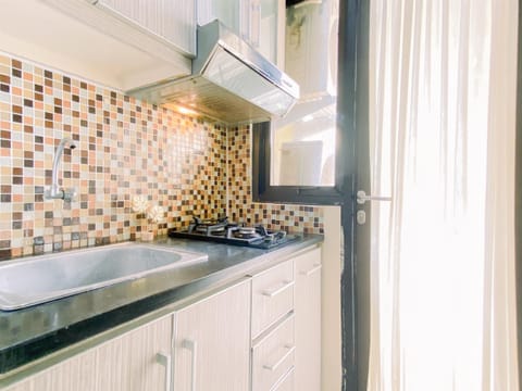 Deluxe Apartment | Private kitchen | Fridge, stovetop, electric kettle, dining tables