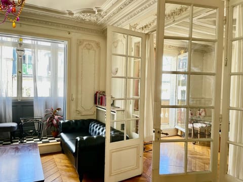 City Apartment, 4 Bedrooms, City View | Living area | Fireplace