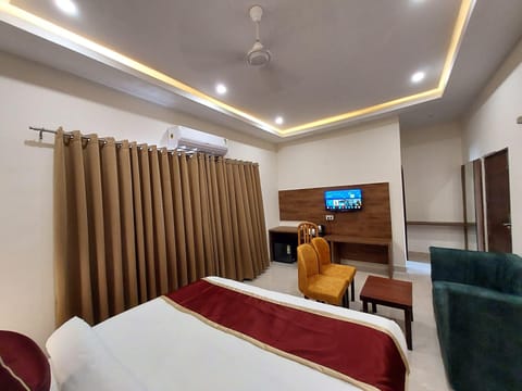 Superior Double Room, City View | Desk, blackout drapes, iron/ironing board, free WiFi