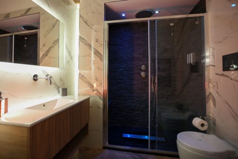 Deluxe Room, Accessible, Non Smoking | Bathroom