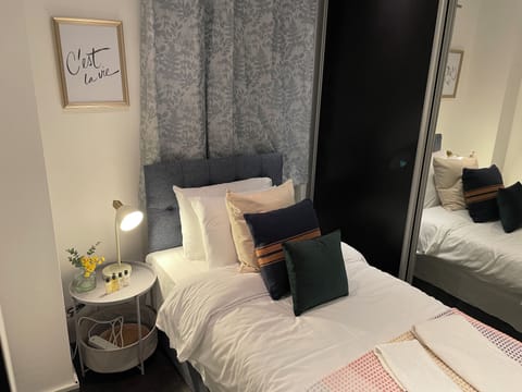 2 bedrooms, Egyptian cotton sheets, premium bedding, desk