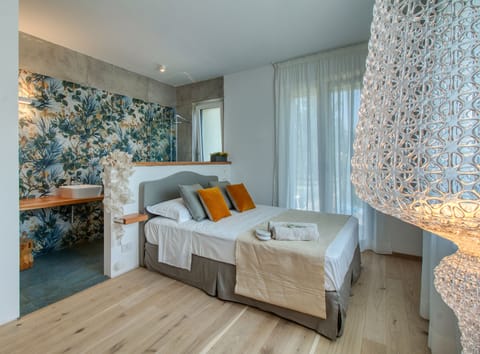 Deluxe Double Room, Balcony, Garden View | Soundproofing, WiFi