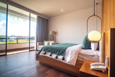 Superior Room, 1 King Bed, Non Smoking, Private Bathroom | Desk, laptop workspace, free WiFi