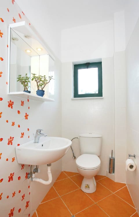 Studio | Bathroom | Shower, rainfall showerhead, hair dryer, towels