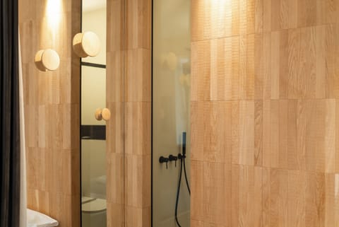 In-room safe, blackout drapes, free WiFi