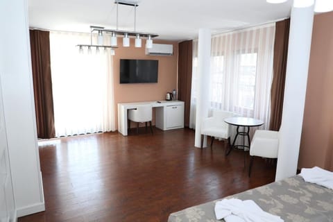 Exclusive Double Room | Desk, soundproofing, free WiFi, bed sheets