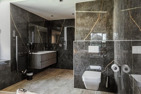 Premium Room, 1 Bedroom, Jetted Tub, Garden View | Bathroom | Free toiletries, hair dryer, bathrobes, slippers