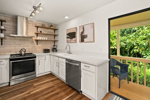Condo, 3 Bedrooms | Private kitchen | Coffee/tea maker, fridge, oven, stovetop