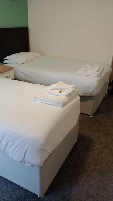 Double or Twin Room | Shared bathroom