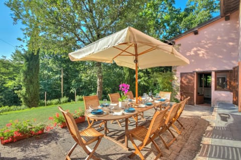 Family House, 4 Bedrooms, 2 Bathrooms (Comfortable Home Romeo Among Greenery) | Outdoor dining