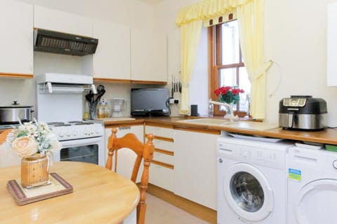 Cottage | Private kitchen | Fridge, microwave, oven, stovetop