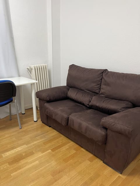 Traditional Double Room | Desk, laptop workspace, free WiFi