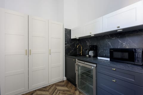 Apartment | Private kitchen | Coffee/tea maker, electric kettle, dining tables