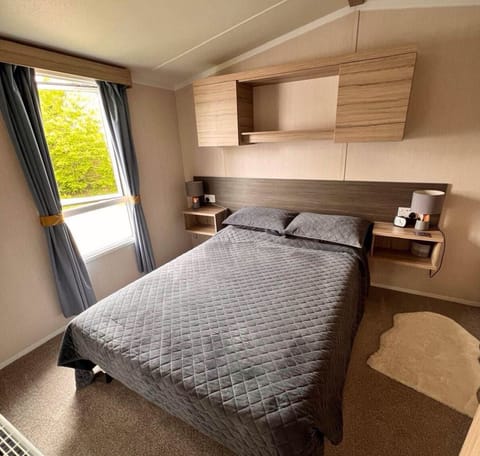 Cabin | 2 bedrooms, iron/ironing board, free wired internet, bed sheets