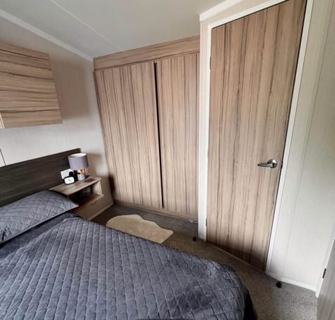 Cabin | 2 bedrooms, iron/ironing board, free wired internet, bed sheets