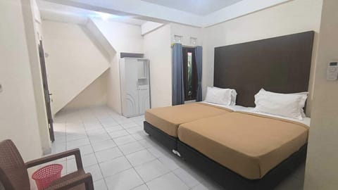 Family Room | Desk, soundproofing, bed sheets