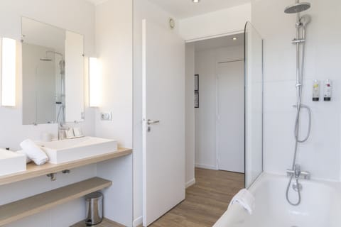 Deluxe Room, 1 Double Bed | Bathroom | Bathtub, free toiletries, towels