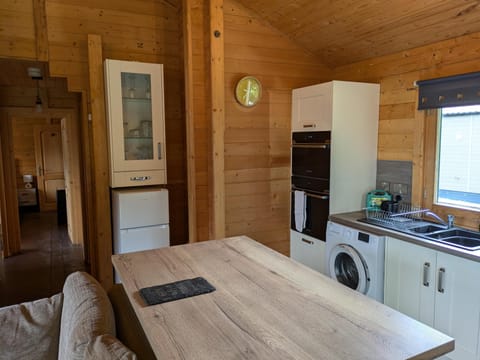 Cabin | Private kitchen | Fridge, microwave, oven, stovetop