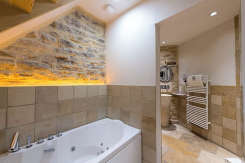 Suite Duplex Saint Bruno | Bathroom | Designer toiletries, hair dryer, bathrobes, slippers