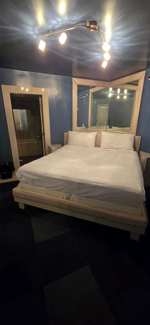 Honeymoon Room | Living area