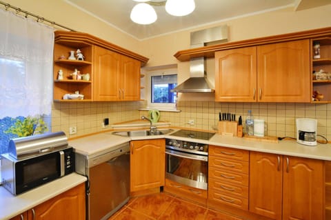 House | Private kitchen | Electric kettle, toaster, highchair