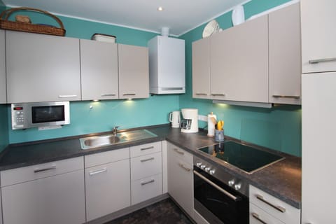Bungalow | Private kitchen | Electric kettle, toaster