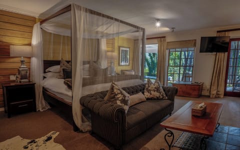 Deluxe Double Room, Patio | Minibar, individually decorated, individually furnished, desk